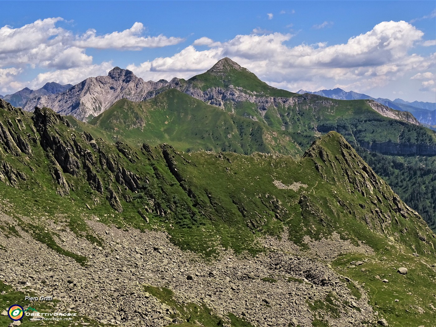 61 Mi abbasso a vista per pratoni pietrosi per agganciare il sent. 101 .JPG